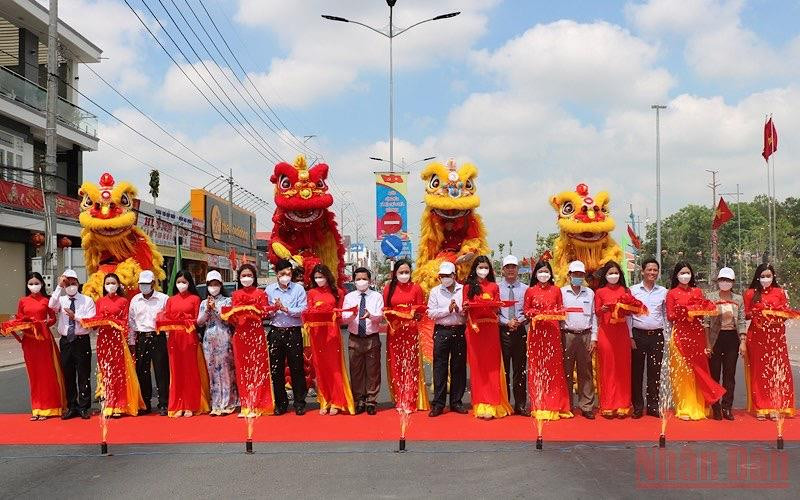 Đại biểu thực hiện nghi thức cắt băng khánh thành Dự án đầu tư nâng cấp Quốc lộ 30, đoạn Cao Lãnh-Hồng Ngự (giai đoạn 2).