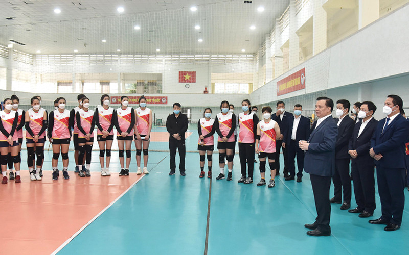 Bí thư Thành ủy Hà Nội Đinh Tiến Dũng thăm, động viên các đội tuyển đang luyện tập tại Trung tâm Huấn luyện thể thao quốc gia Hà Nội. 