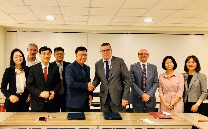 Lãnh đạo Đại học Nội vụ Hà Nội (Việt Nam) và Đại học Kinh tế và Kinh doanh Athens (Hy Lạp) ký biên bản ghi nhớ hợp tác.