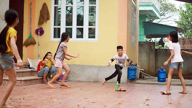 Trẻ em Sơn Lôi vui đùa, trở lại với cuộc sống thường nhật. Ảnh: TTXVN