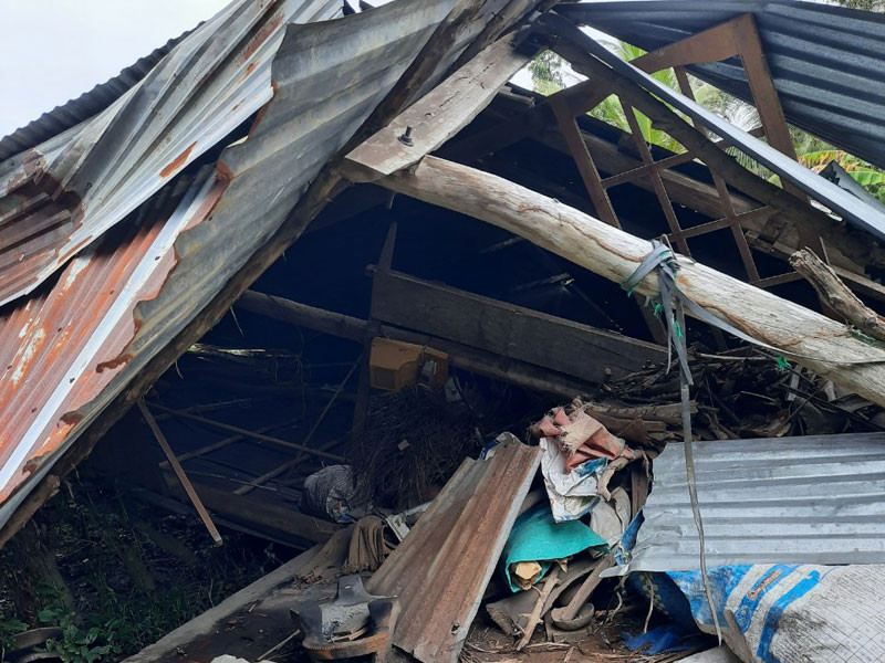 Một căn nhà của người dân bị sập hoàn toàn. 