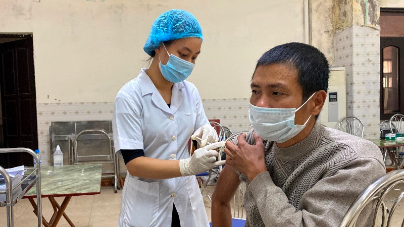 Nam Định phấn đấu hoàn thành tiêm 2 mũi cho người từ 18 tuổi trở lên và hoàn thành tiêm mũi 1 cho trẻ từ 12-17 tuổi trên toàn tỉnh trước ngày 27/12. 