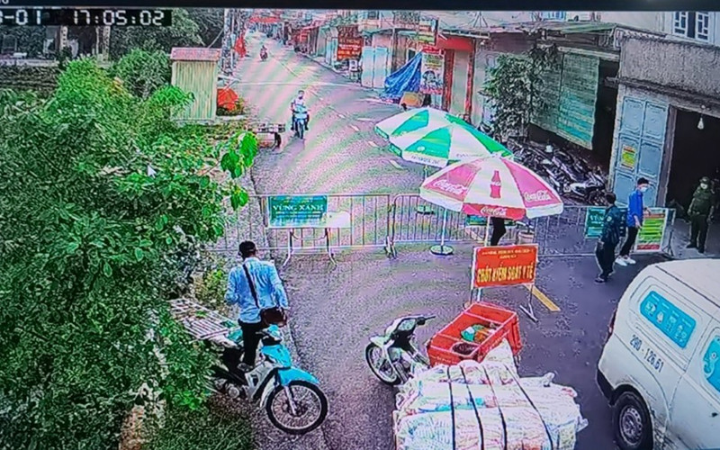 Quan sát camera từ máy chủ đặt tại trụ sở Công an xã. 