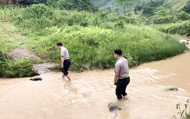 Cán bộ cơ quan thi hành án dân sự đi xác minh điều kiện thi hành án tại vùng khó khăn huyện Võ Nhai (Thái Nguyên).