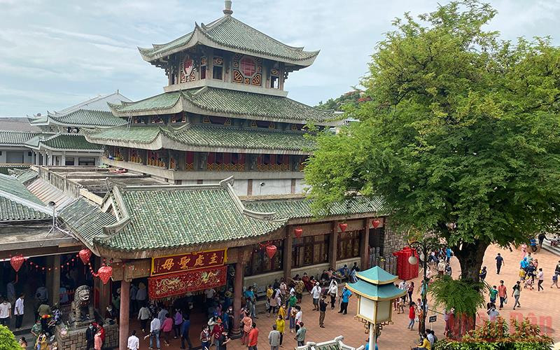 Lễ hội Vía Bà Chúa Xứ núi Sam tại TP Châu Đốc luôn thu hút đông đảo du khách tham quan.
