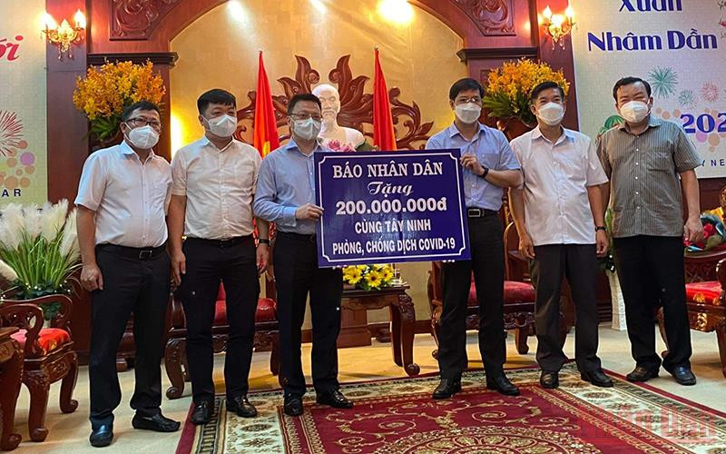 Đồng chí Lê Quốc Minh (trái) trao biển tượng trưng kinh phí chống dịch cho đồng chí Nguyễn Thành Tâm.