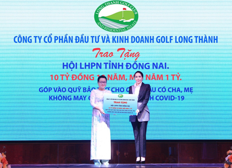 Bà Lê Nữ Thùy Dương - Phó Chủ tịch HĐQT Golf Long Thành (bên phải) trao bảng biểu trưng tài trợ cho đại diện lãnh đạo Hội Liên hiệp Phụ nữ tỉnh Đồng Nai.