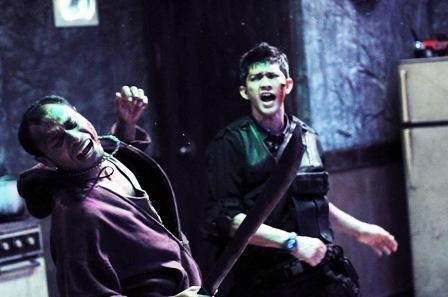 Iko Uwais (phải) trong phim The Raid