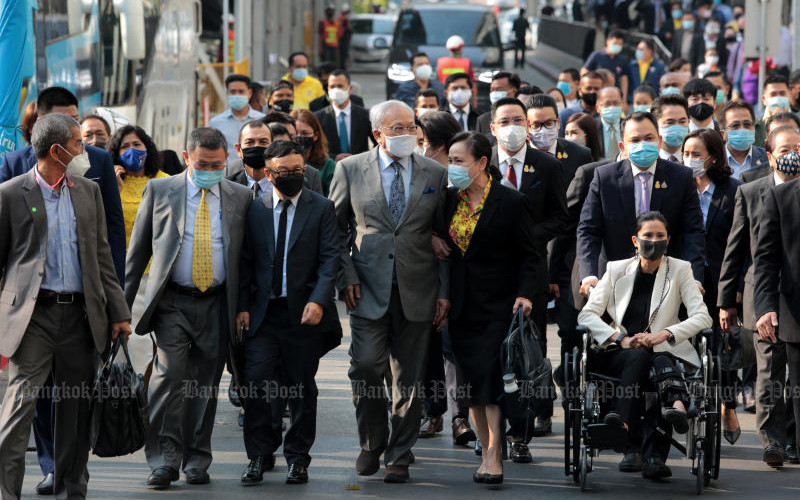 Ông Suthep và những người khác trên đường tới tòa để nghe tuyên án. (Ảnh: Bưu điện Bangkok)