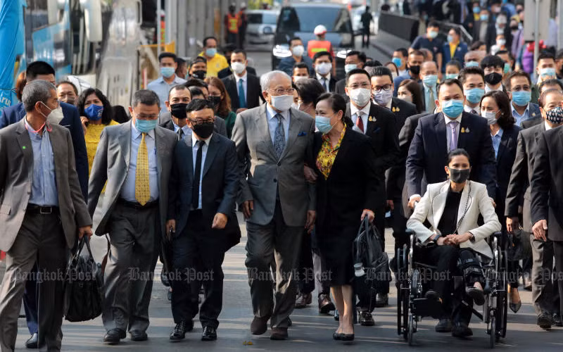 Ông Suthep và những người khác trên đường tới tòa để nghe tuyên án. (Ảnh: Bưu điện Bangkok)
