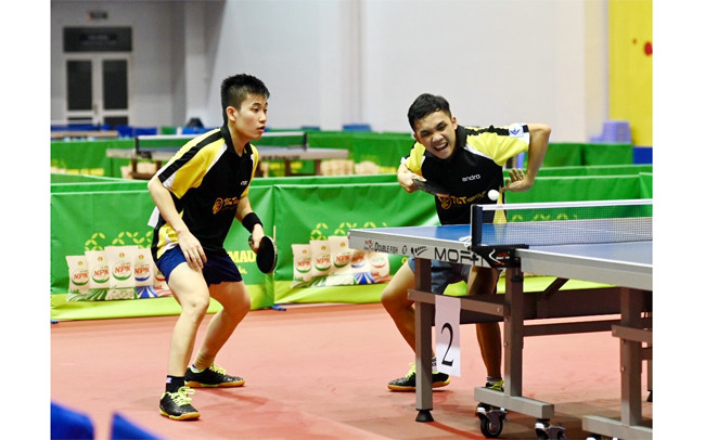 Lê Đình Đức và Đinh Anh Hoàng (đội T&T) giành quyền vào chơi trận chung kết đôi nam. Ảnh: DUY LINH