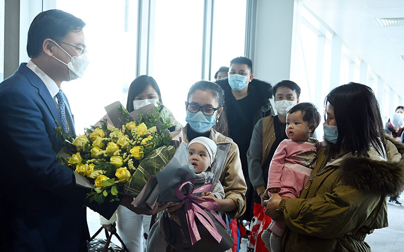 Lãnh đạo Bộ Ngoại giao động viên và chúc mừng các kiều bào ở Ukraine về đến sân bay Nội Bài. (Ảnh DUY LINH)