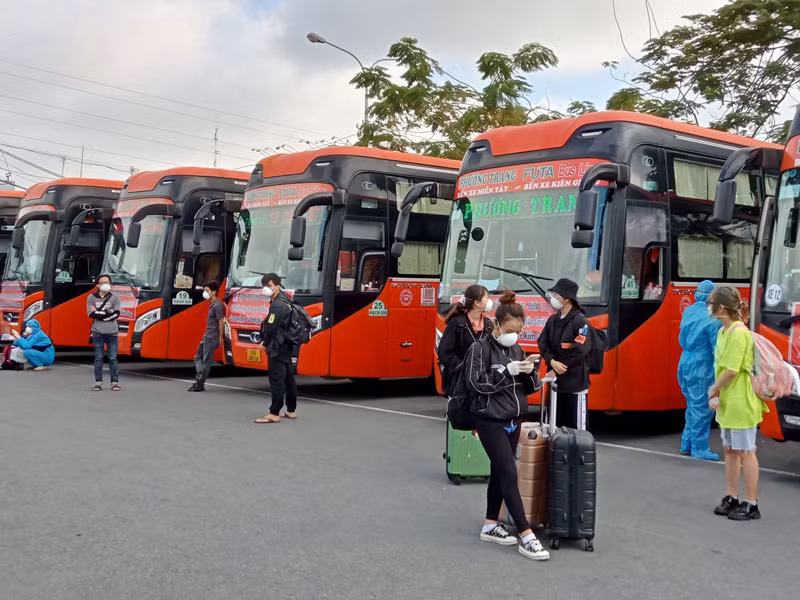 Tại Bến xe Miền Tây sáng 10/8, người dân tỉnh Kiên Giang đang chờ làm thủ tục về quê.