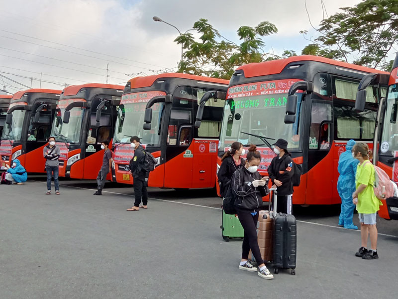 Tại Bến xe Miền Tây sáng 10/8, người dân tỉnh Kiên Giang đang chờ làm thủ tục về quê.