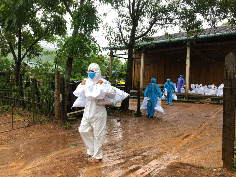 Hỗ trợ lương thực, hàng hóa cho đồng bào khu vực cách ly xã Dân Hóa, huyện Minh Hóa (Quảng Bình).
