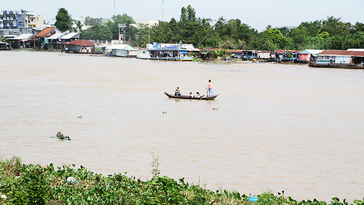 Những con đò nhỏ giữa dòng mênh mang. Ảnh: TRƯƠNG CHÍ HÙNG