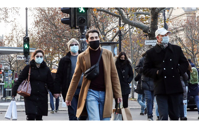 Người dân Đức tuân thủ quy định đeo khẩu trang phòng dịch. Ảnh: TÂN HOA XÃ.