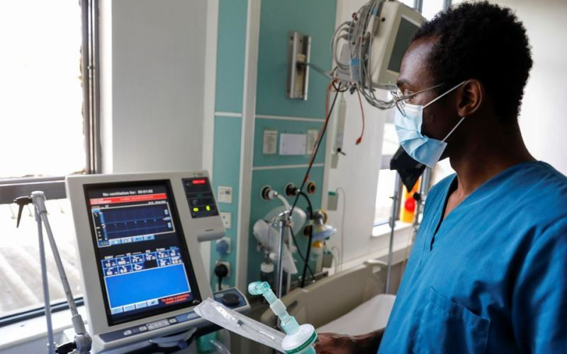 Nhân viên y tế hướng dẫn cách khởi động máy thở tại Bệnh viện Karen, Nairobi, Kenya, ngày 6/4/2020. (Ảnh: REUTERS)