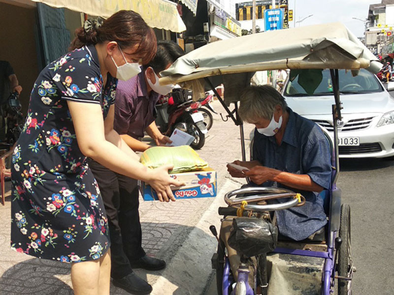 Người bán vé số dạo ở Vĩnh Long rất cần sự hỗ trợ nhằm giảm bớt phần nào khó khăn trong cuộc sống do ảnh hưởng dịch.