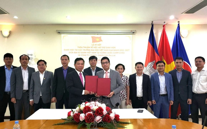 Đại sứ Nguyễn Huy Tăng và ông Phùng Văn Cường, Tổng Giám đốc Công ty Viettel Cambodia Pte.Ltd ký kết thỏa thuận. (Ảnh: Nguyễn Hiệp)