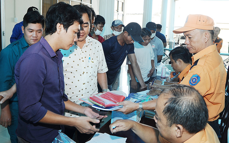 Hàng trăm ngư dân được cung cấp các thông tin cần thiết tại buổi tuyên truyền.