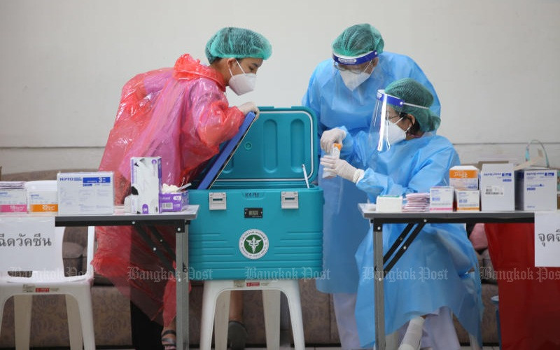 Các nhân viên y tế đang chuẩn bị vaccine tại một điểm tiêm chủng ở tỉnh Pathum Thani. (Ảnh: Bưu điện Bangkok)