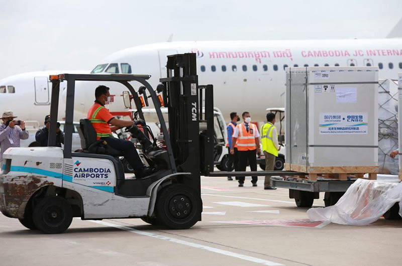 Tiếp nhận vaccine tại Sân bay quốc tế Phnom Penh. (Ảnh: Fresh News)