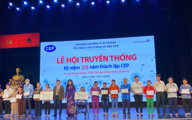 Những khách hàng là hộ nghèo khó khăn được nhận sổ tiết kiệm trị giá 10 triệu đồng do CEP trao tặng sáng 31-10.