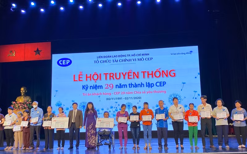 Những khách hàng là hộ nghèo khó khăn được nhận sổ tiết kiệm trị giá 10 triệu đồng do CEP trao tặng sáng 31-10.