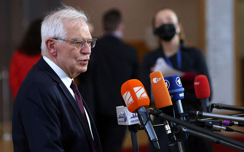 Ông Josep Borrell phát biểu ý kiến với truyền thông trước khi họp cùng ngoại trưởng của các nước EU tại Brussels, ngày 21/2. (Ảnh: Reuters)