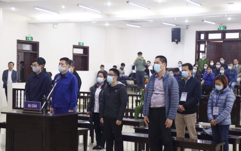 Các bị cáo trong phiên xét xử sáng nay.