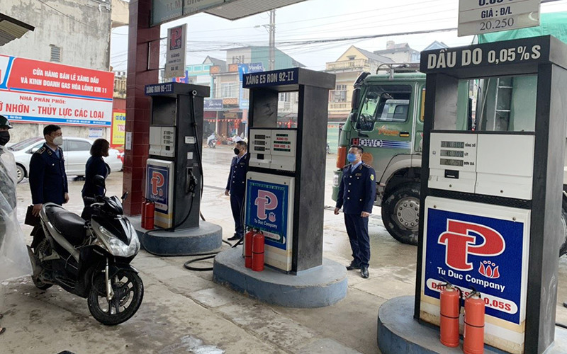 Lực lượng Quản lý thị trường kiểm tra một cửa hàng kinh doanh xăng dầu tại thị trấn Yên Bình (Yên Bái).