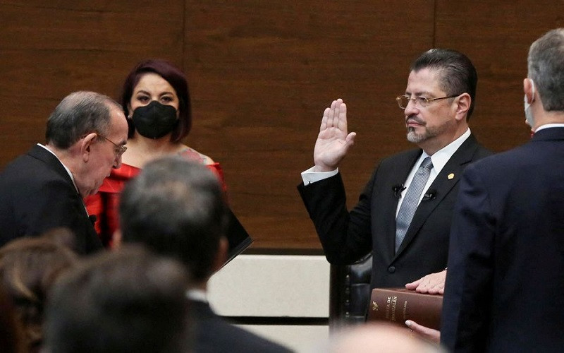 Ông Rodrigo Chaves tuyên thệ trong lễ nhậm chức Tổng thống Costa Rica, ngày 8/5/2022. (Ảnh: Reuters)