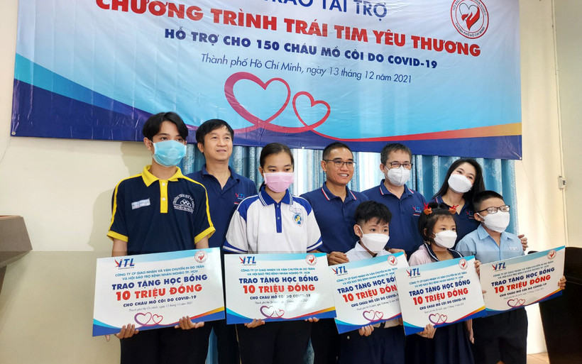 Đơn vị tài trợ trao quà cho các em mồ côi do dịch Covid-19.