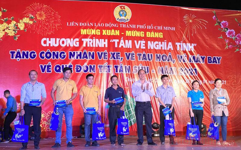 Lãnh đạo TP Hồ Chí Mình và LĐLĐ thành phố trao tấm vé nghĩa tình cho công nhân lao động tối 26-1.