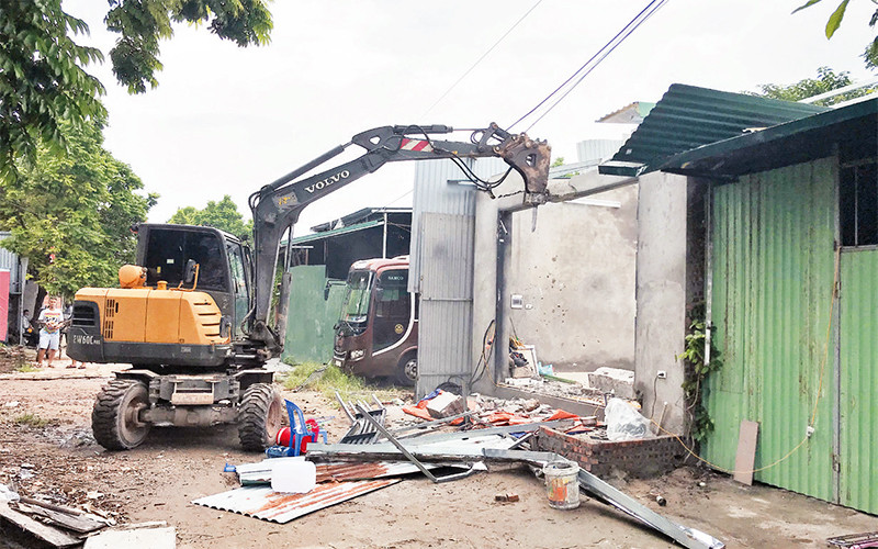 Lực lượng chức năng quận Tây Hồ cưỡng chế công trình vi phạm tại phường Tứ Liên. (Ảnh Ngọc Anh) 