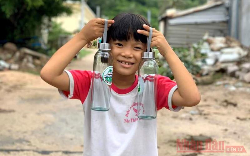 Thiếu nhi Cù Lao Xanh vui mừng với những món quà thân thiện với môi trường đổi bằng rác thải nhựa.