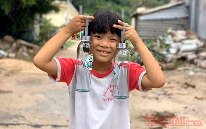 Thiếu nhi Cù Lao Xanh vui mừng với những món quà thân thiện với môi trường đổi bằng rác thải nhựa.