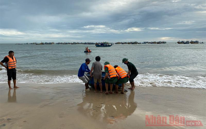 Lực lượng tìm kiếm đã tìm thấy và đưa thi thể nạn nhân thứ hai vào bờ.