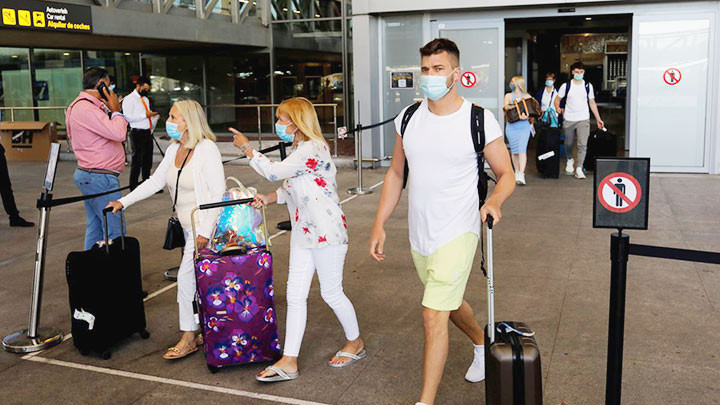 Du khách tại sân bay Malaga-Costa del Sol, Tây Ban Nha. Ảnh: AP