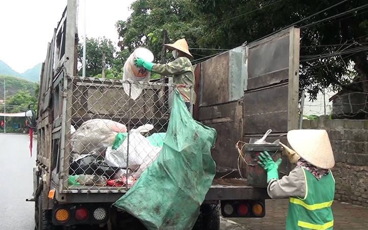 Thu gom chất thải rắn sinh hoạt bằng xe cơ giới tại khu vực nông thôn tỉnh Hà Nam. 