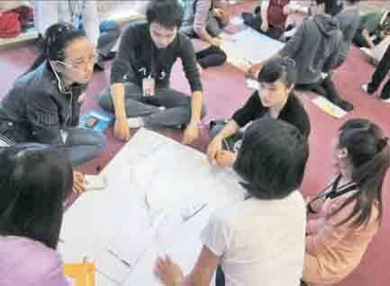 Các học viên thực hành kỹ năng làm việc nhóm và kỹ năng thuyết trình.