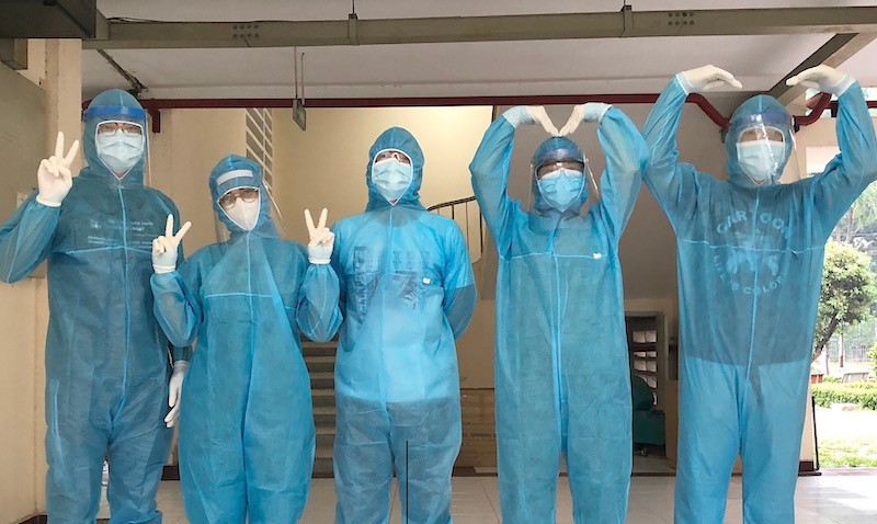 Nhóm sinh viên ngành Y học dự phòng, Trường đại học Nguyễn Tất Thành thực hiện công tác tại khu cách ly Quận 9, TP Hồ Chí Minh