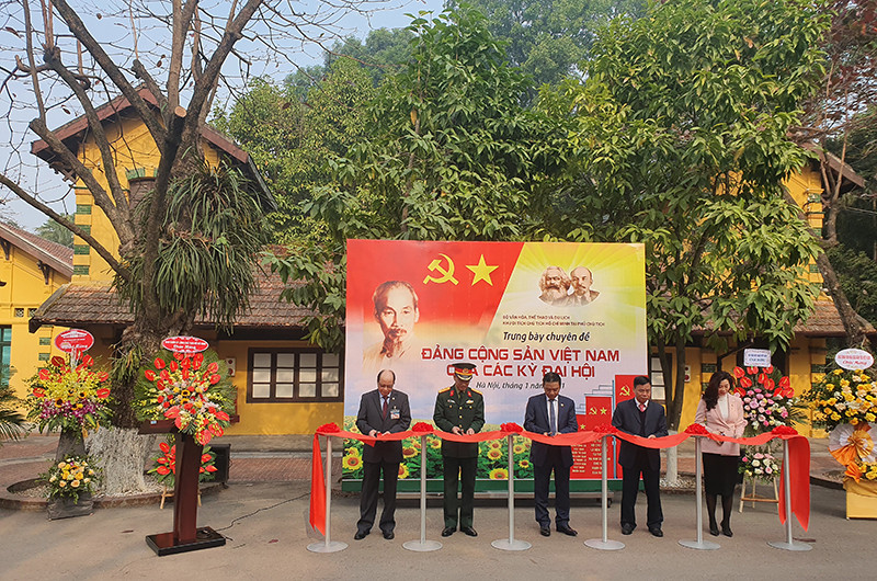 Cắt băng khai mạc triển lãm.