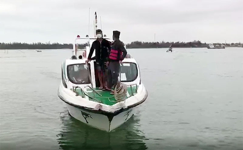 Chiều tối 26/2, lực lượng chức năng vẫn khẩn trương tìm kiếm 4 nạn nhân còn mất tích. (Ảnh: TẤN NGUYÊN)