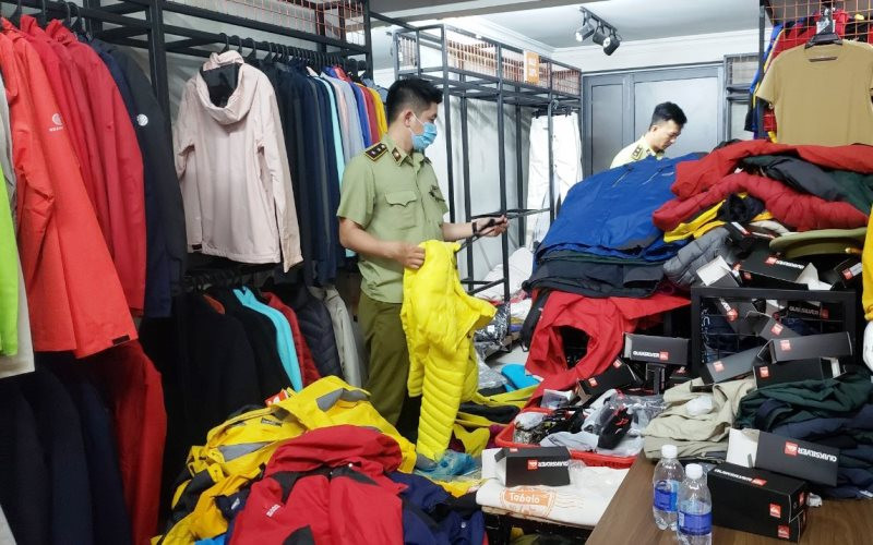 Lực lượng Quản lý thị trường kiểm tra tại một cửa hàng.