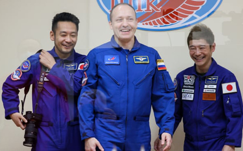 Nhà du hành Alexander Misurkin (giữa), tỷ phú Yusaku Maezawa (phải) và trợ lý Yozo Hirano (trái). (Ảnh: TTXVN)