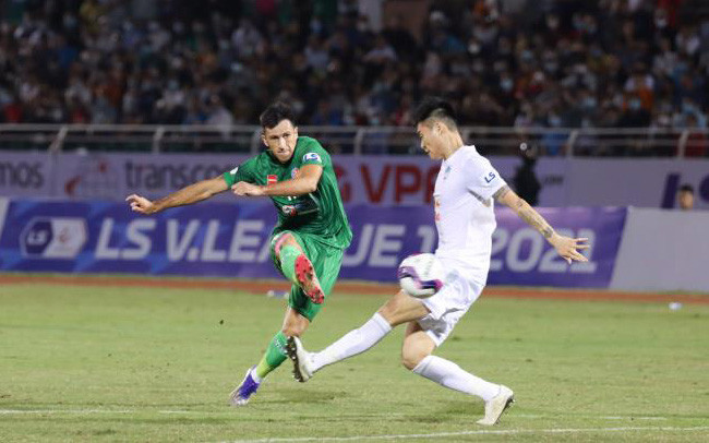 Đỗ Merlo ghi bàn sau khi cướp bóng của cầu thủ HAGL. Ảnh: VTC.vn 