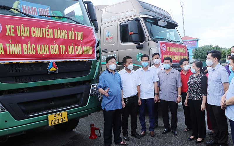 Bí thư Tỉnh ủy Bắc Kạn Hoàng Duy Chinh (ngoài cùng bên trái) quán triệt, chỉ đạo lực lượng chức năng thực hiện công tác bốc xếp, vận chuyển hàng hóa. 