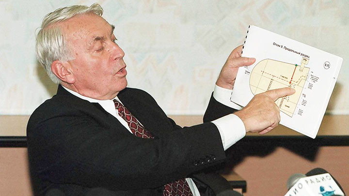 Igor Spassky trong cuộc họp báo về nguyên nhân tai nạn tàu ngầm Kursk. Ảnh: TASS